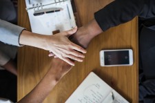 如何通过财务工作平台优化企业的财务结算流程？